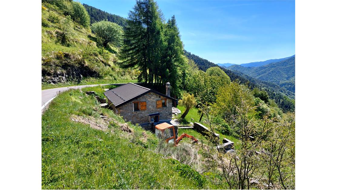 Typical local mountain house, isolated and with private surrounding land