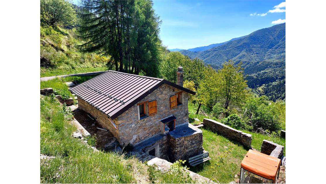 Typical local mountain house, isolated and with private surrounding land