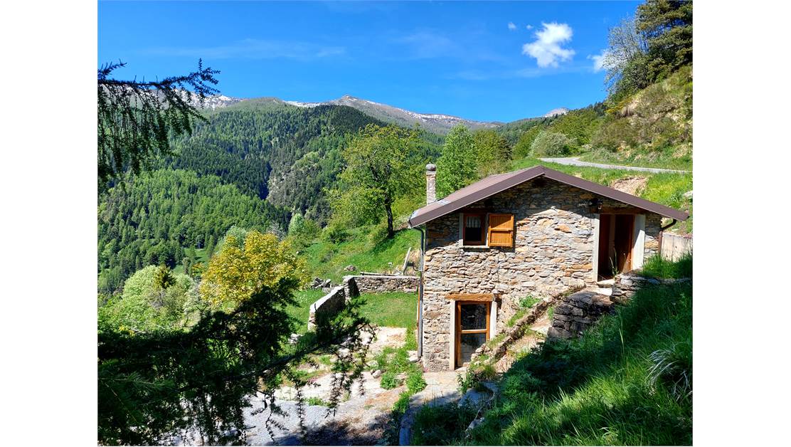 Typical local mountain house, isolated and with private surrounding land
