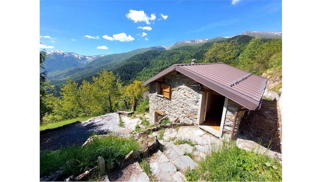 Typical local mountain house, isolated and with private surrounding land
