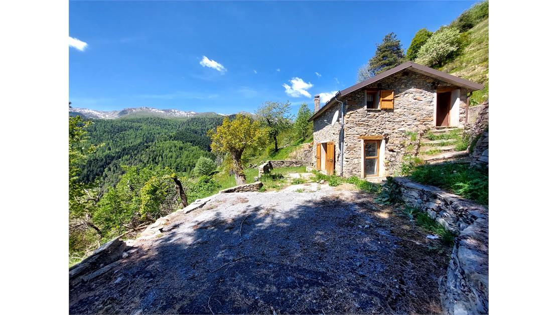 Typical local mountain house, isolated and with private surrounding land