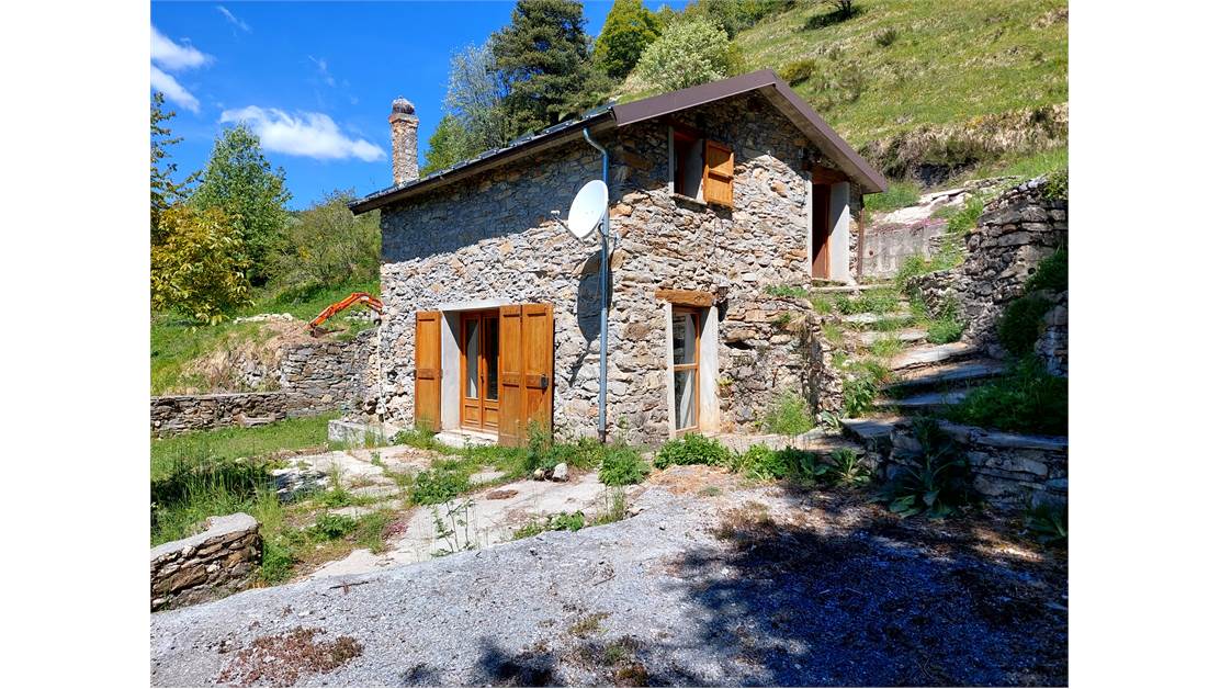 Typical local mountain house, isolated and with private surrounding land