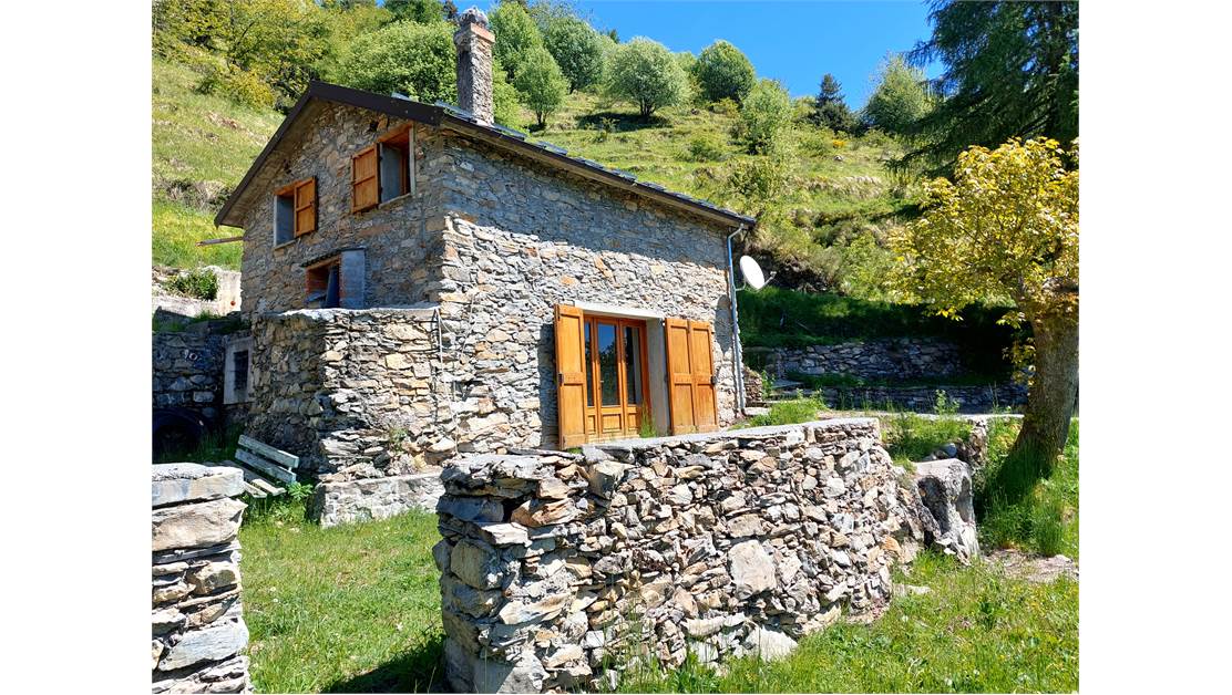 Typical local mountain house, isolated and with private surrounding land