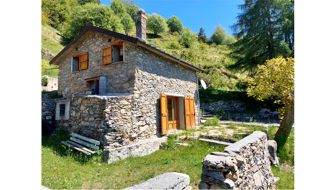 Typical local mountain house, isolated and with private surrounding land