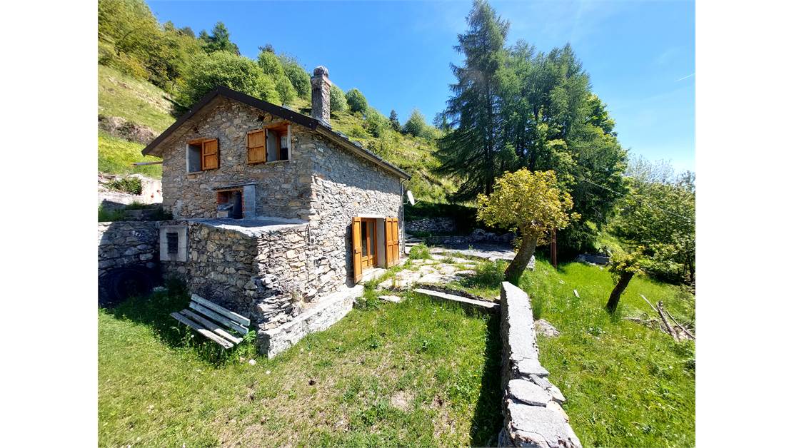 Typical local mountain house, isolated and with private surrounding land
