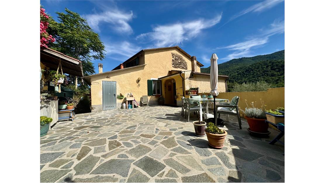 Two-story independent apartment with driveway courtyard, garden.