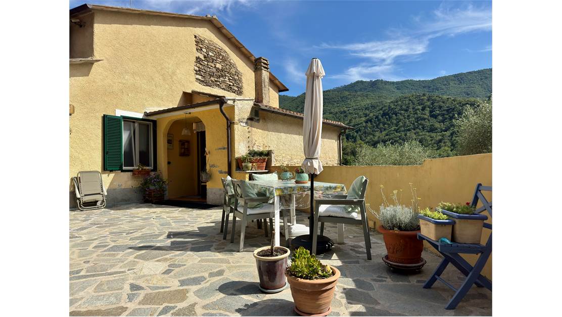 Two-story independent apartment with driveway courtyard, garden.