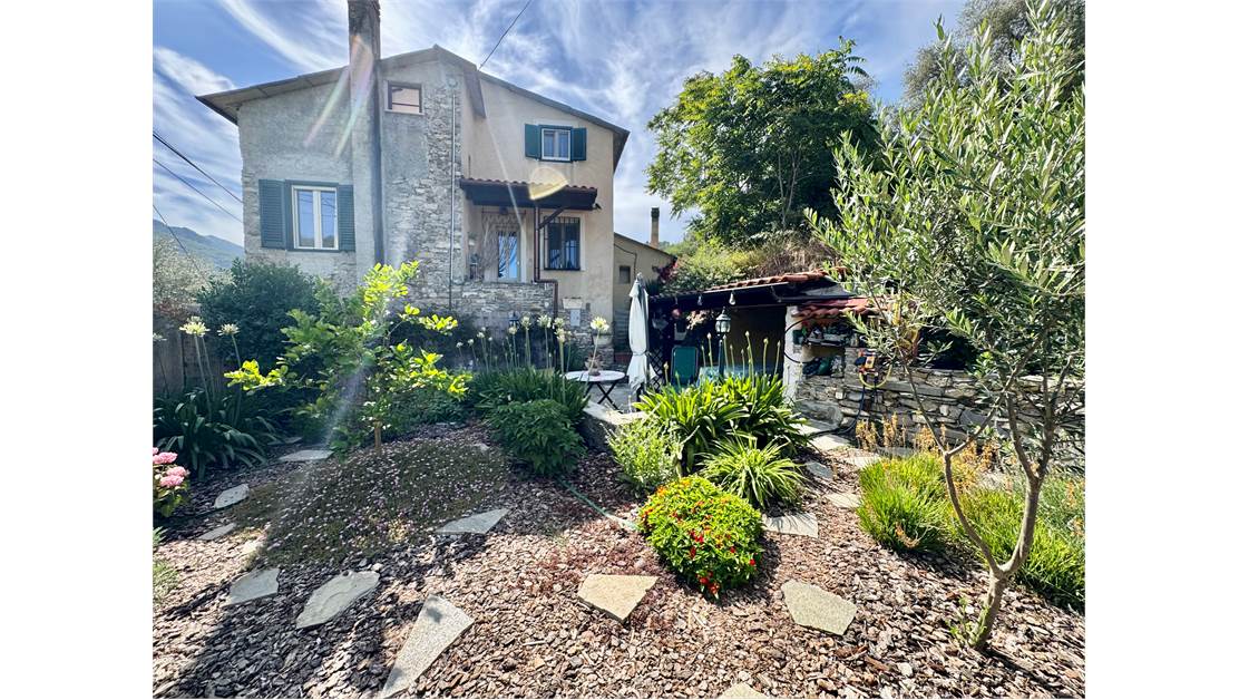 Two-story independent apartment with driveway courtyard, garden.