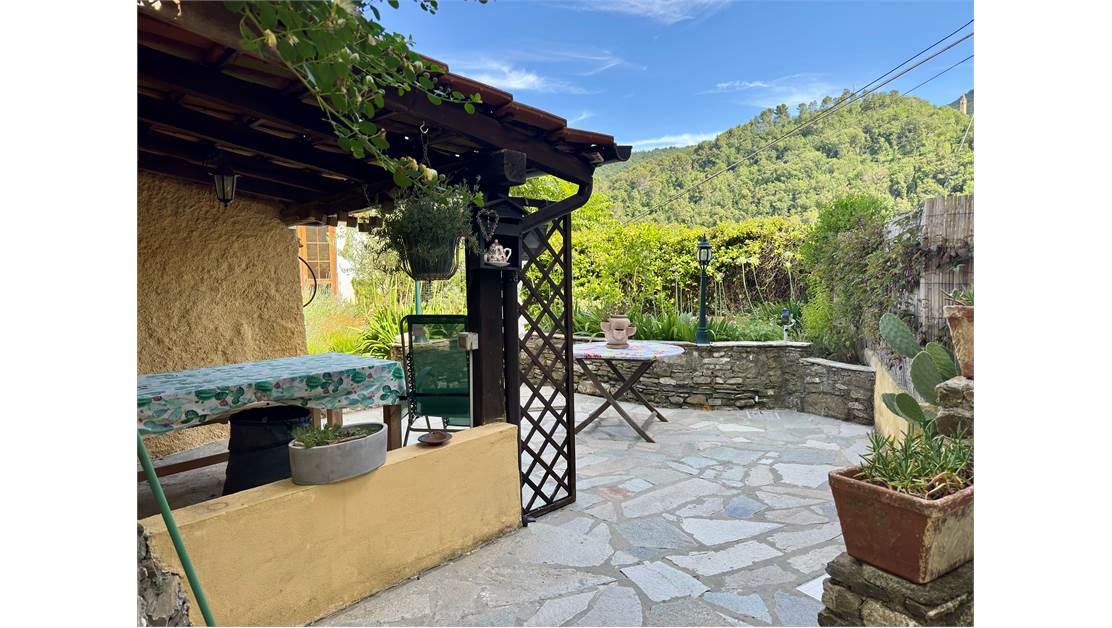 Two-story independent apartment with driveway courtyard, garden.