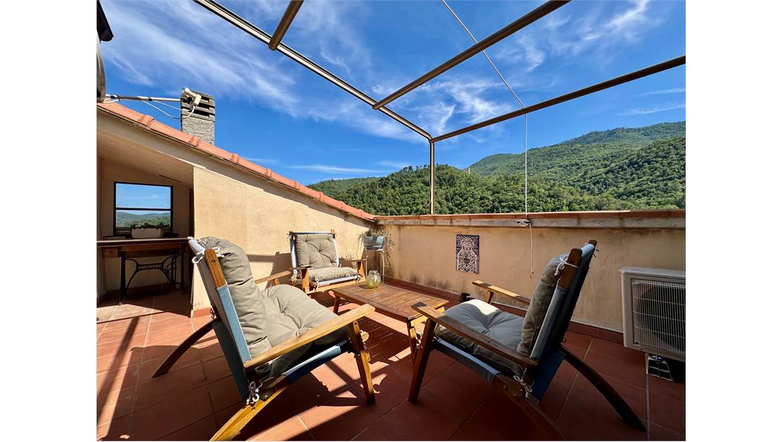 Two-story independent apartment with driveway courtyard, garden.