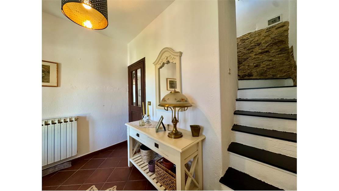 Two-story independent apartment with driveway courtyard, garden.