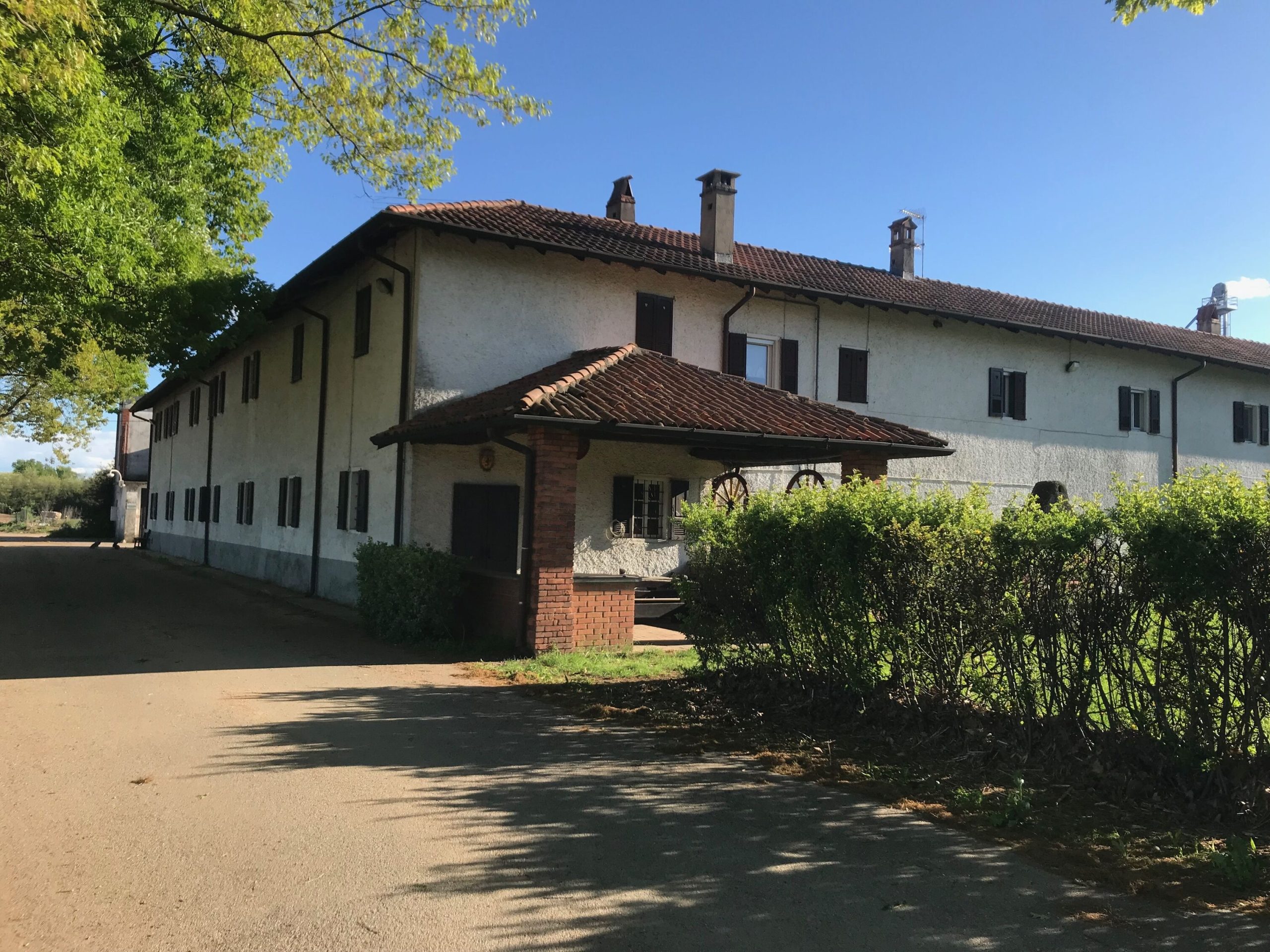Entire 2000-square-meter farmhouse