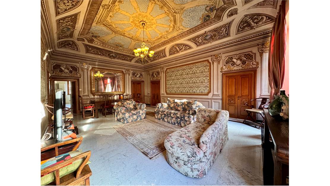 Prestigious period apartment in town centre