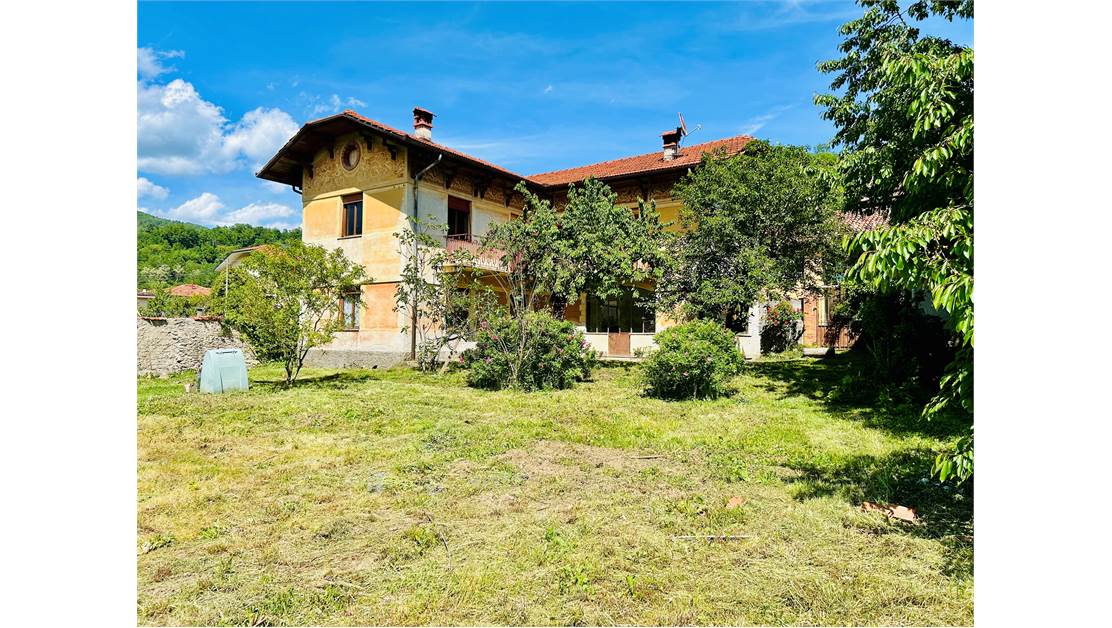 Detached Period Villa with Garden
