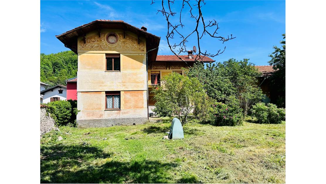 Detached Period Villa with Garden