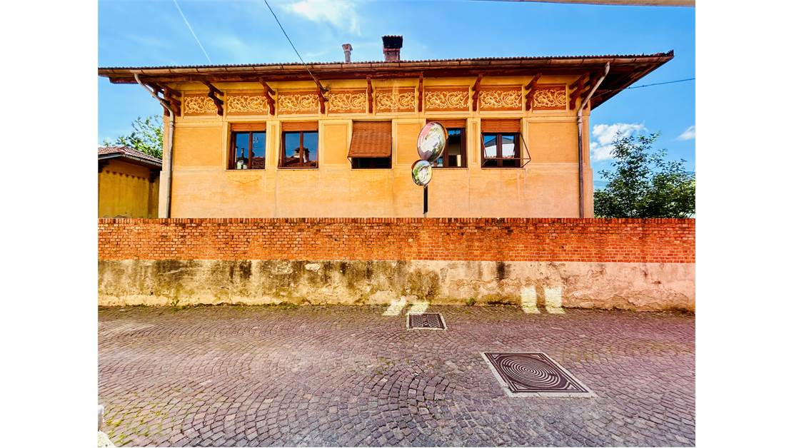 Detached Period Villa with Garden