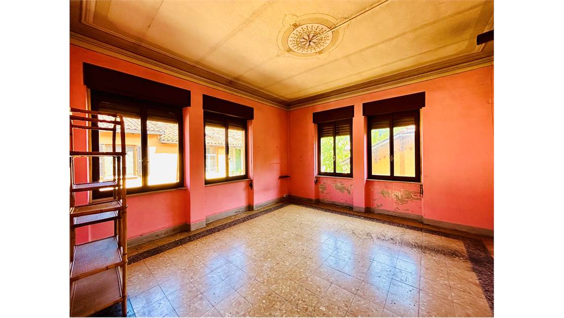 Detached Period Villa with Garden
