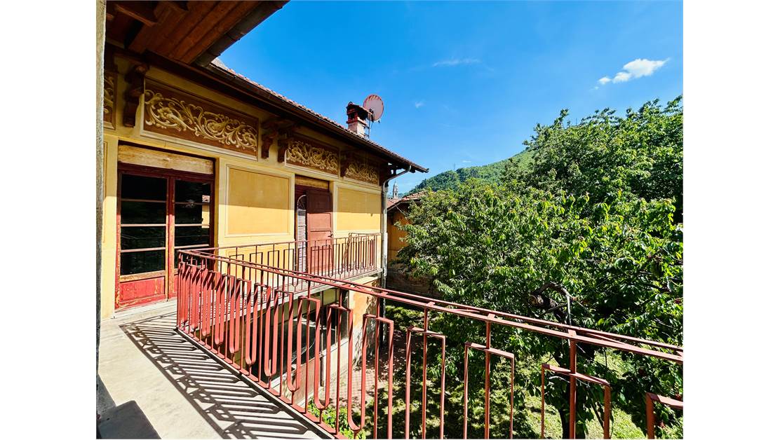 Detached Period Villa with Garden