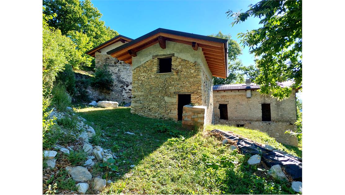Three rustic stone house sourraunding by 7500 sqm of private land