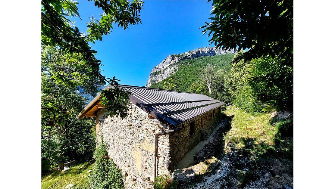 Three rustic stone house sourraunding by 7500 sqm of private land