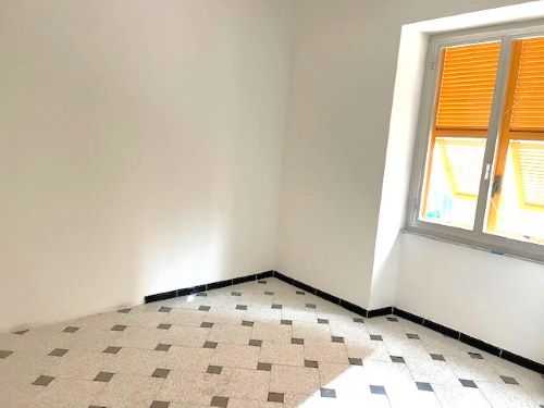 Ref. 5237 – Lavagna – Four-room apartment with garden 50 meters from the sea, the train station and bus stops – In a quiet and traffic-free area – 50