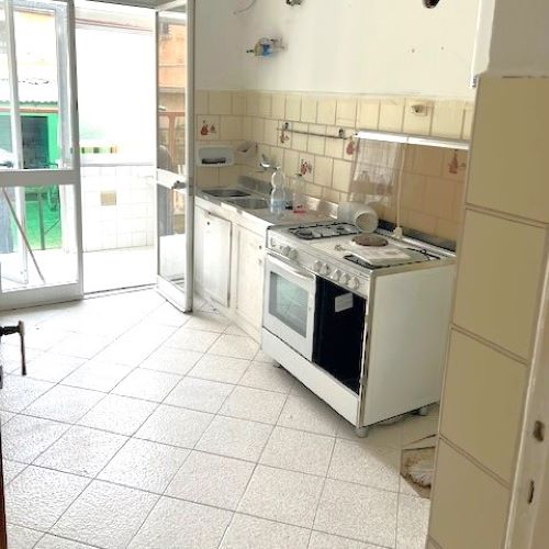 Ref. 5237 – Lavagna – Four-room apartment with garden 50 meters from the sea, the train station and bus stops – In a quiet and traffic-free area – 50