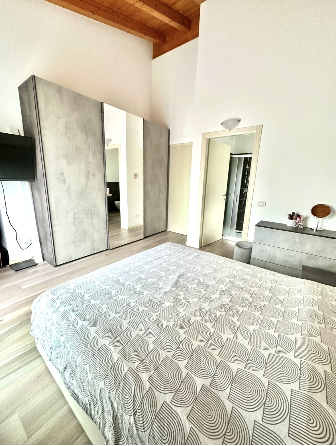 PRESTIGIOUS CORNER VILLA IN COMO- ITALY