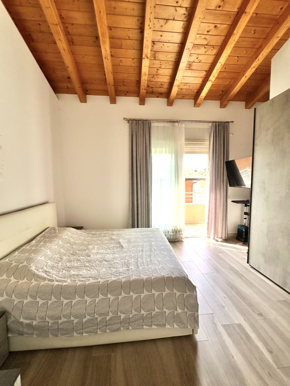 PRESTIGIOUS CORNER VILLA IN COMO- ITALY
