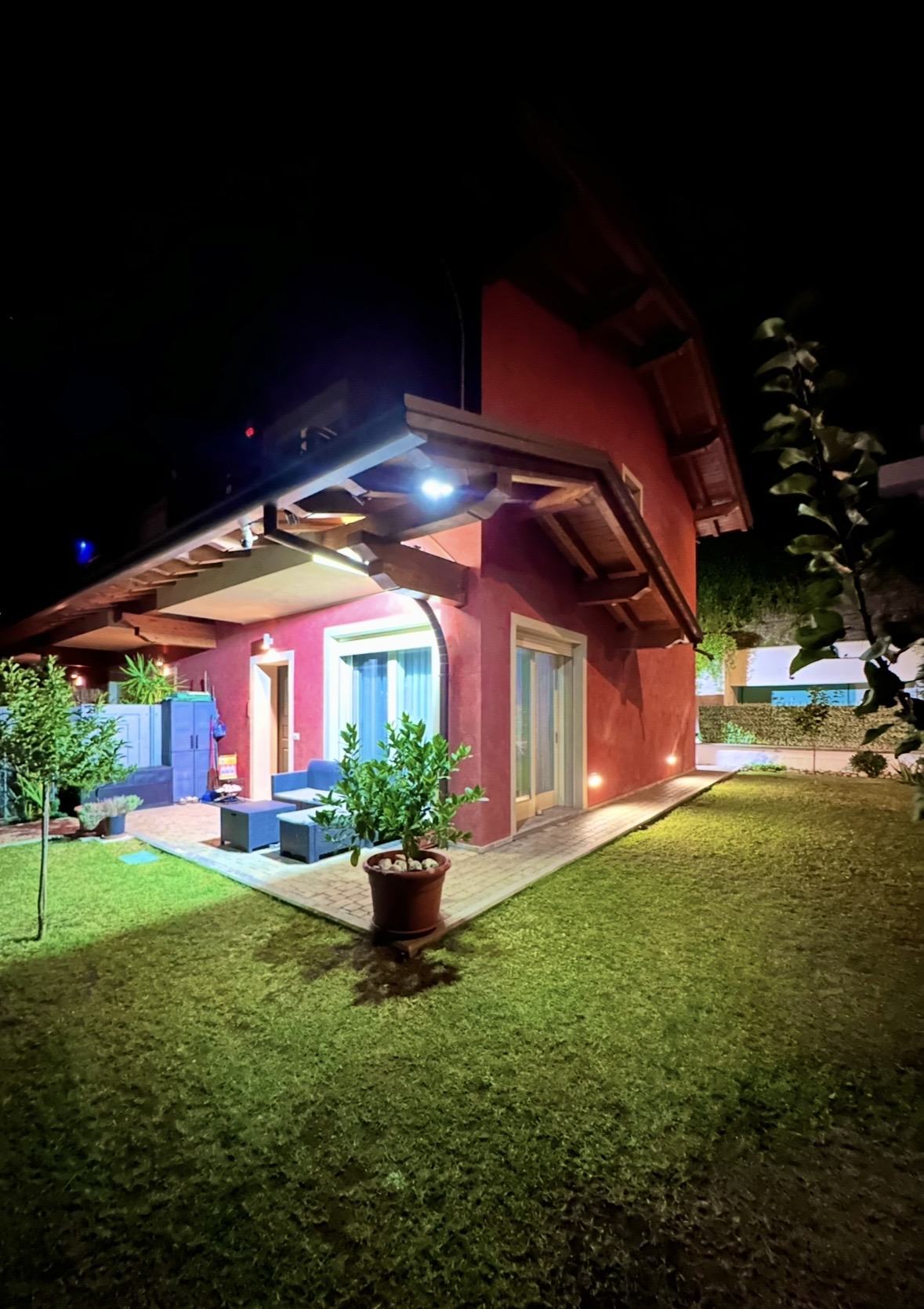PRESTIGIOUS CORNER VILLA IN COMO- ITALY