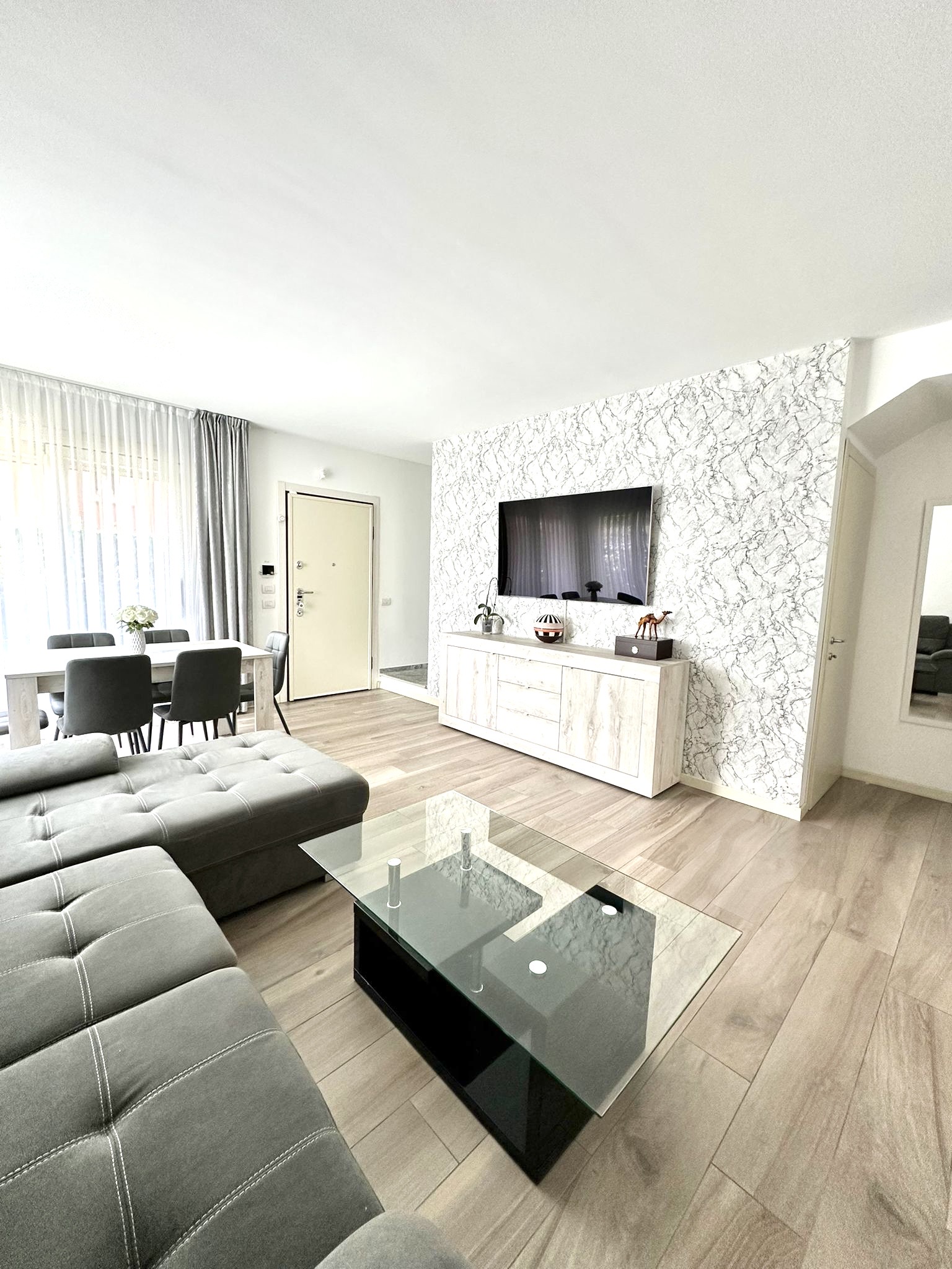 PRESTIGIOUS CORNER VILLA IN COMO- ITALY