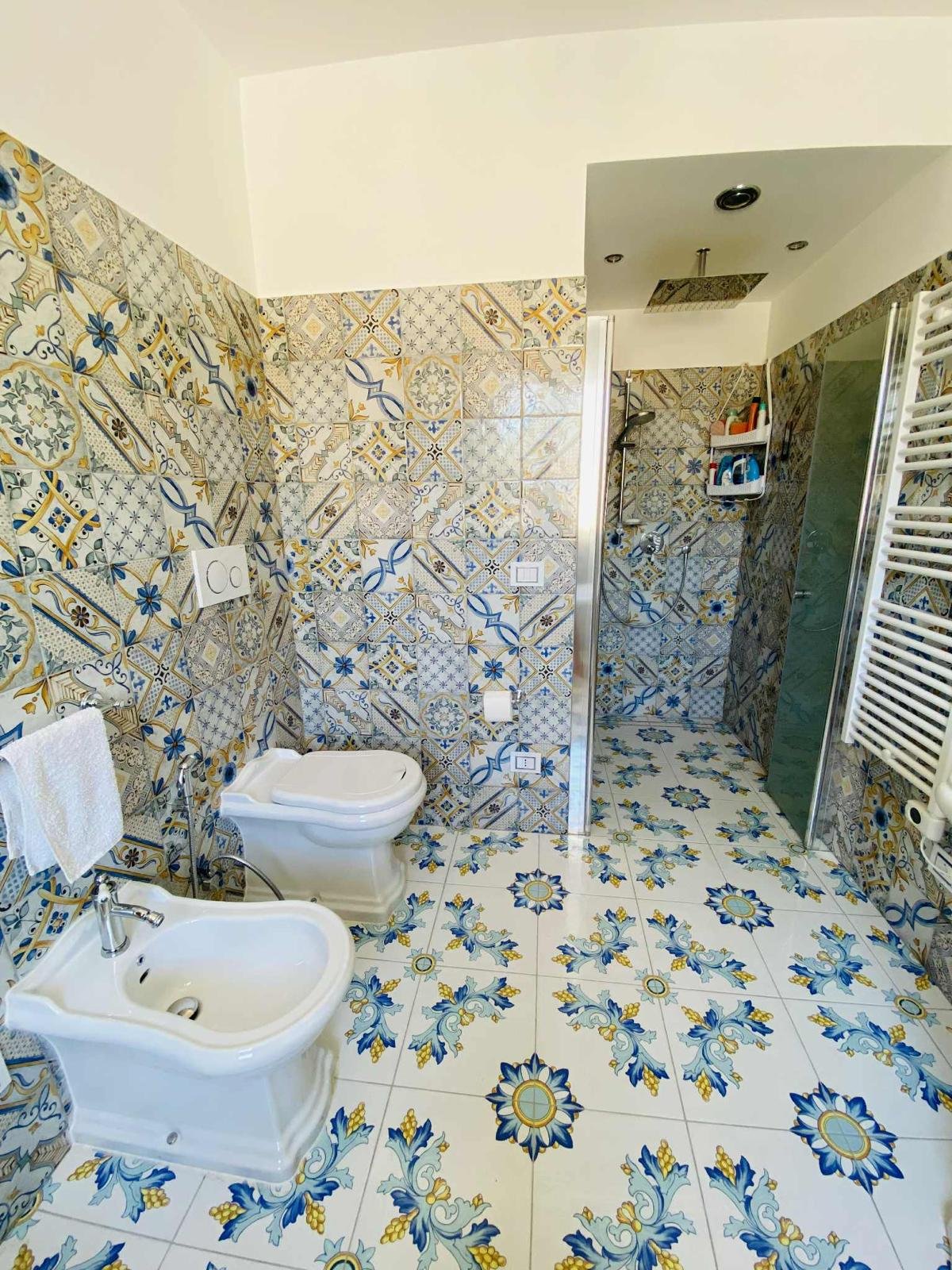 Villa between Noto and Avola — 500 sq m, One Hectare and Pool under Construction