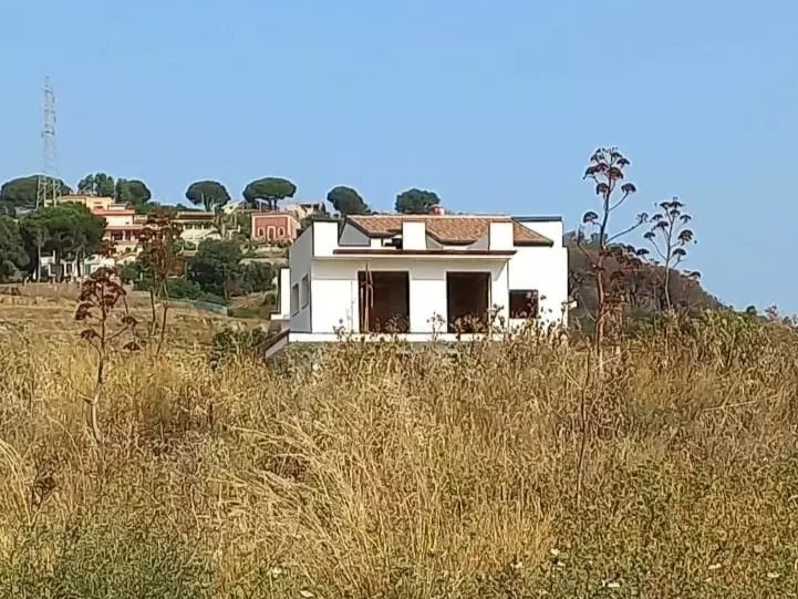 Panoramic Villa for Sale in Messina – 650 sq m with Extensive Grounds