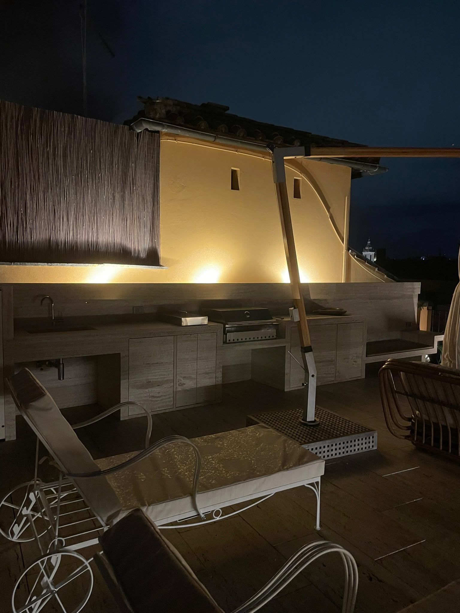 Rome historic centre: renovated penthouse with two panoramic terraces