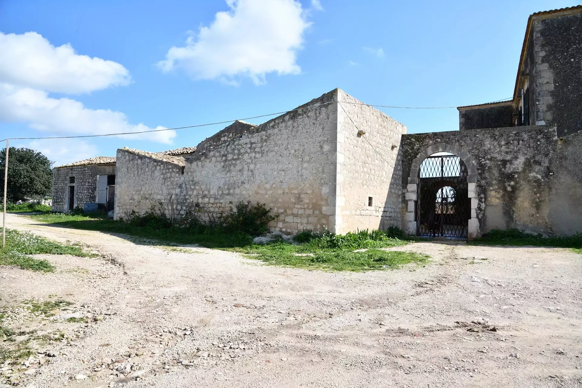 Historic Sicilian Estate for Sale Near Modica – Villa, Farm Buildings, and 45 Hectares
