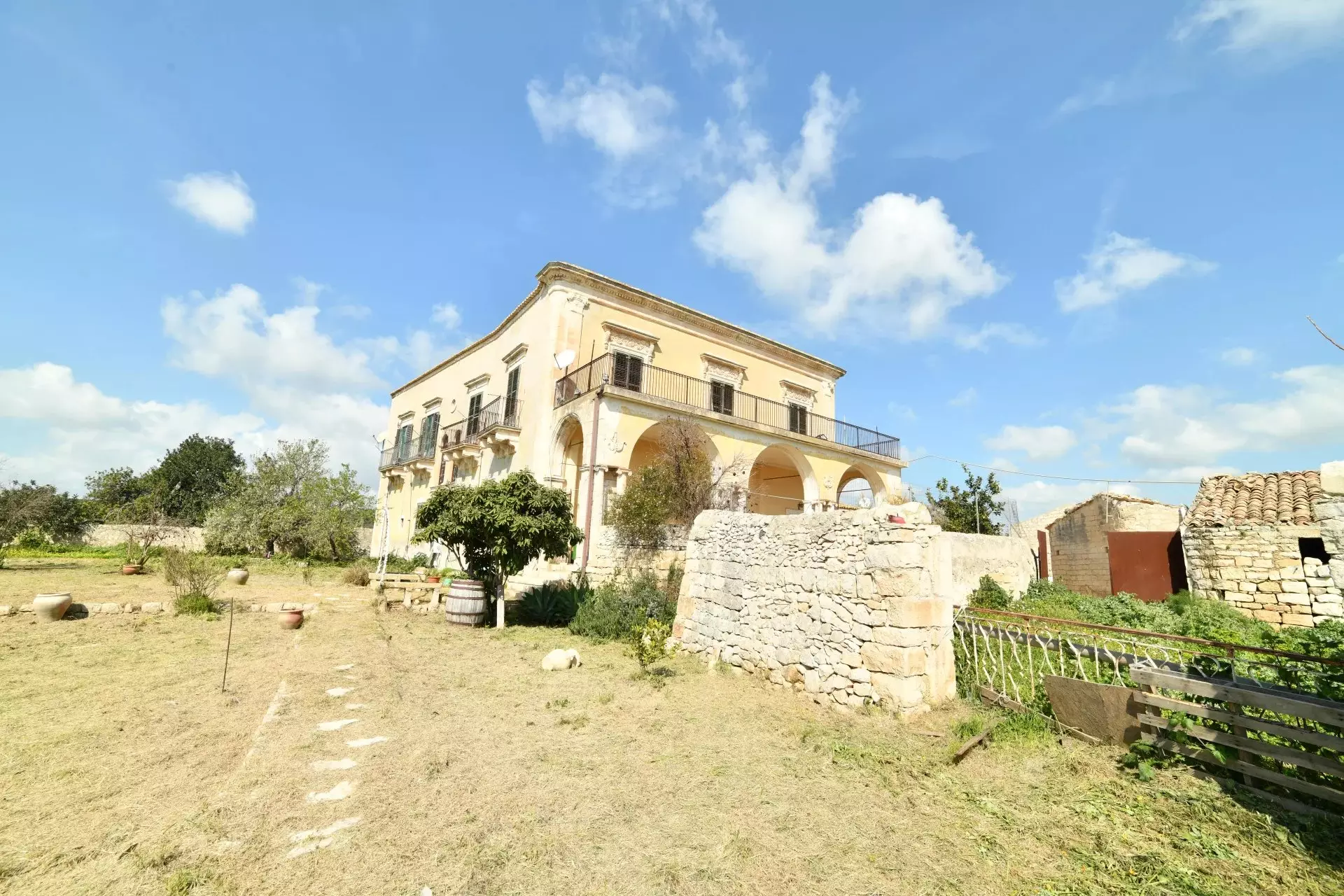 Historic Sicilian Estate for Sale Near Modica – Villa, Farm Buildings, and 45 Hectares
