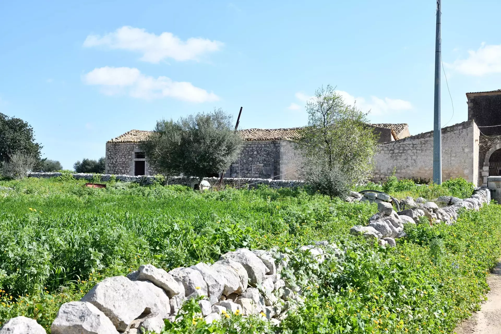 Historic Sicilian Estate for Sale Near Modica – Villa, Farm Buildings, and 45 Hectares