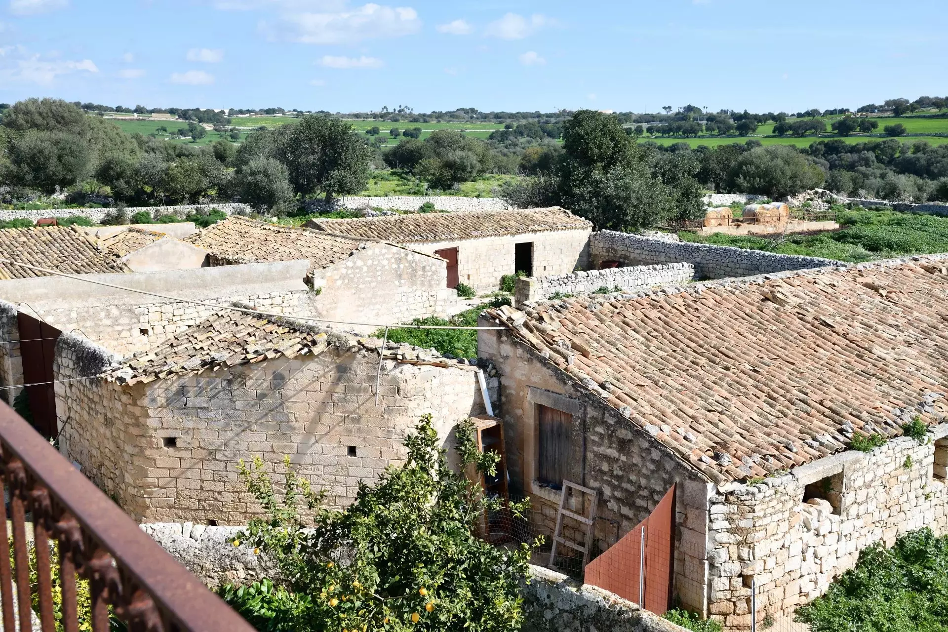 Historic Sicilian Estate for Sale Near Modica – Villa, Farm Buildings, and 45 Hectares