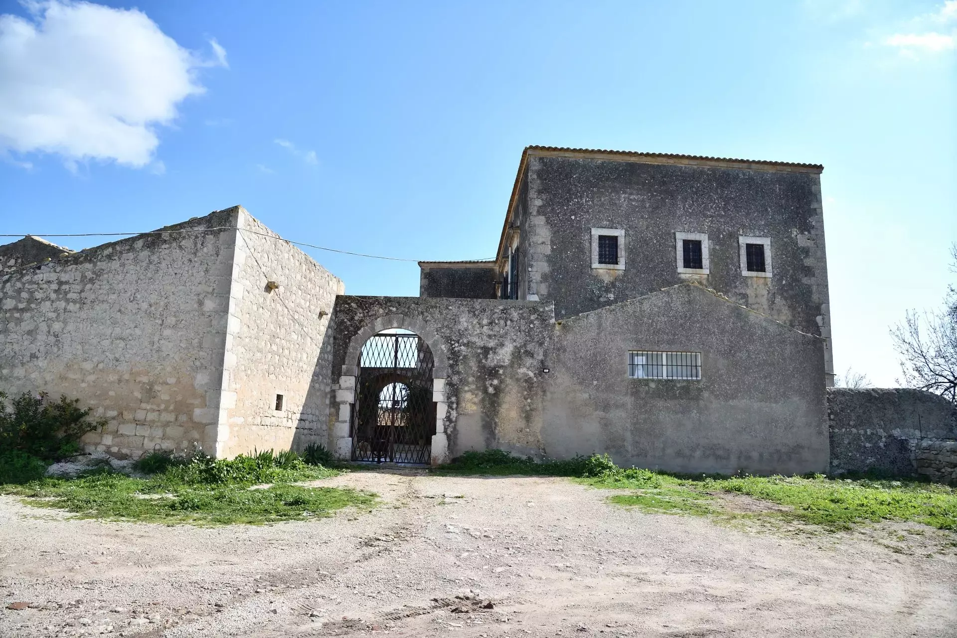 Historic Sicilian Estate for Sale Near Modica – Villa, Farm Buildings, and 45 Hectares
