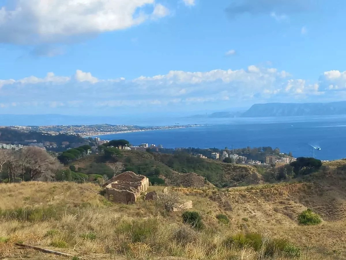 Panoramic Villa for Sale in Messina – 650 sq m with Extensive Grounds