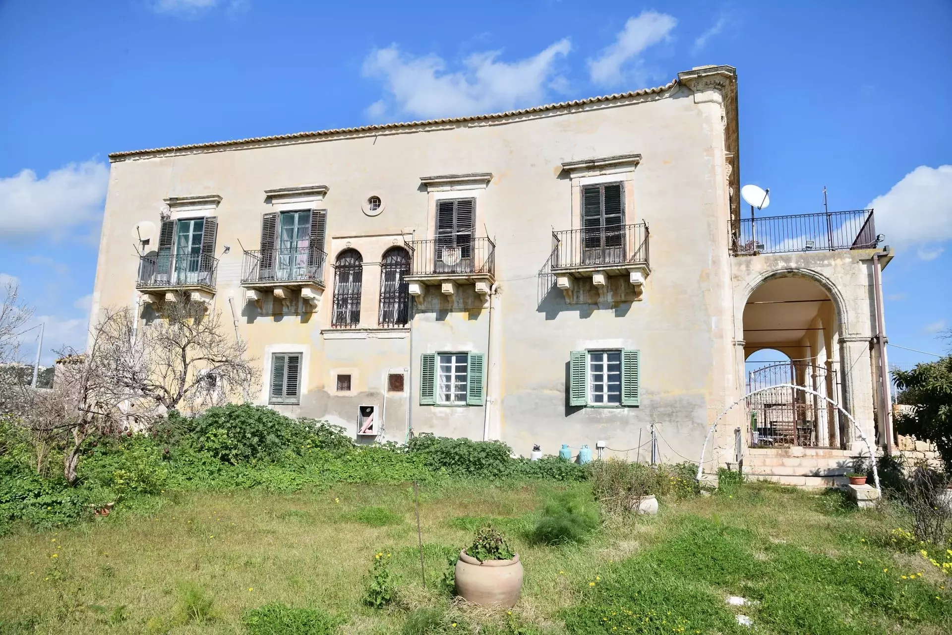 Historic Sicilian Estate for Sale Near Modica – Villa, Farm Buildings, and 45 Hectares