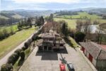 Detached villa with dépendance and two hectares of land