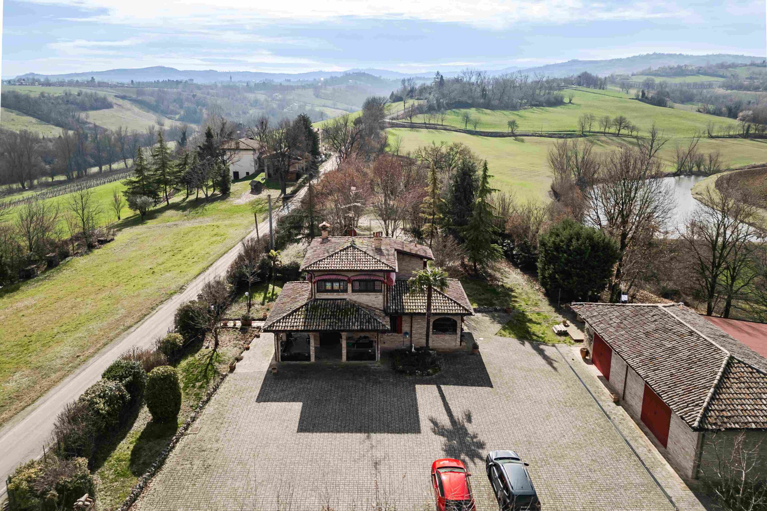 Detached villa with dépendance and two hectares of land