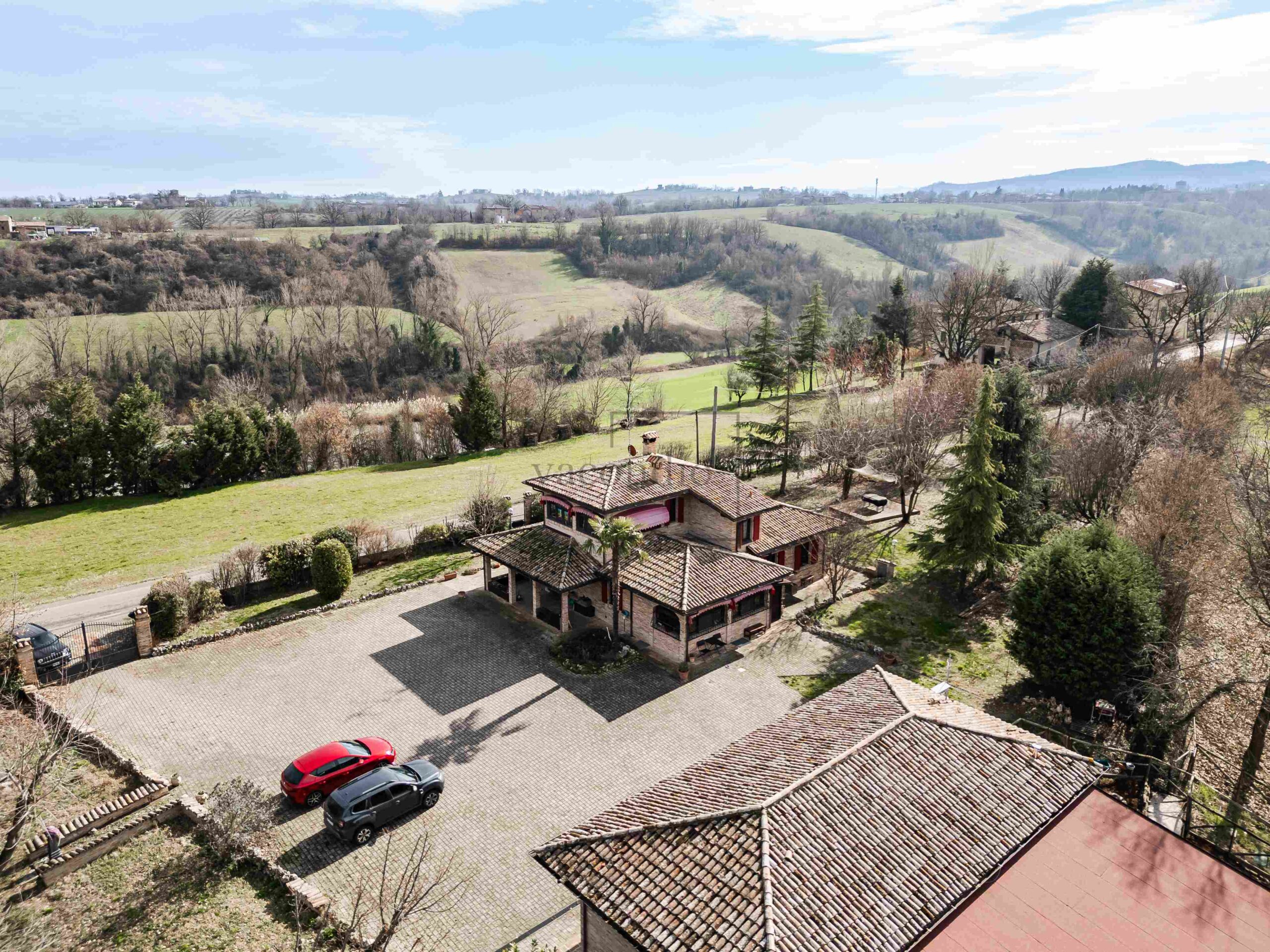 Detached villa with dépendance and two hectares of land