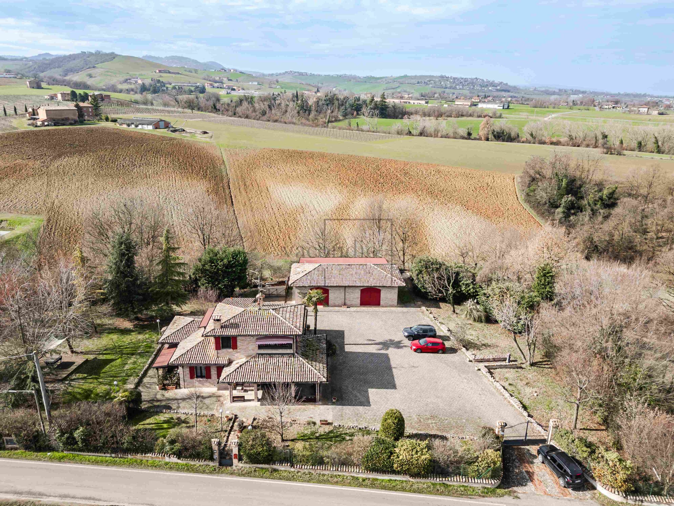 Detached villa with dépendance and two hectares of land