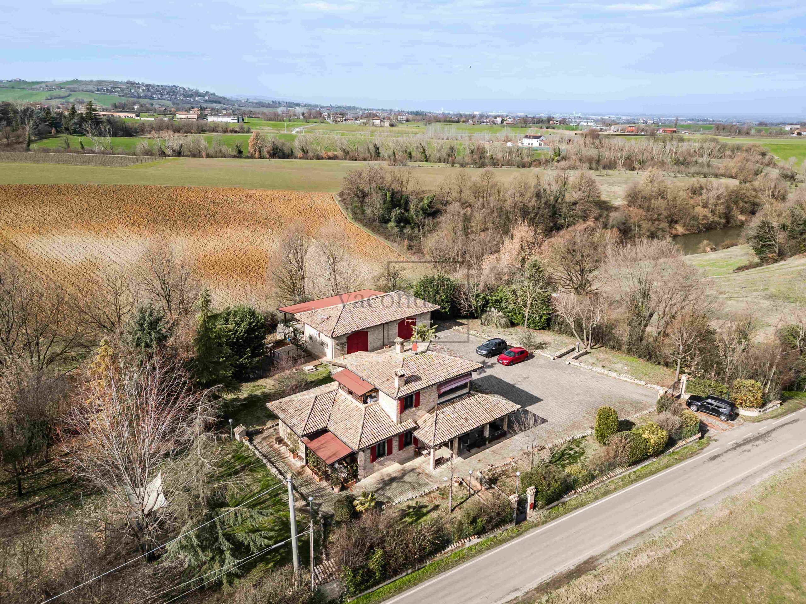Detached villa with dépendance and two hectares of land