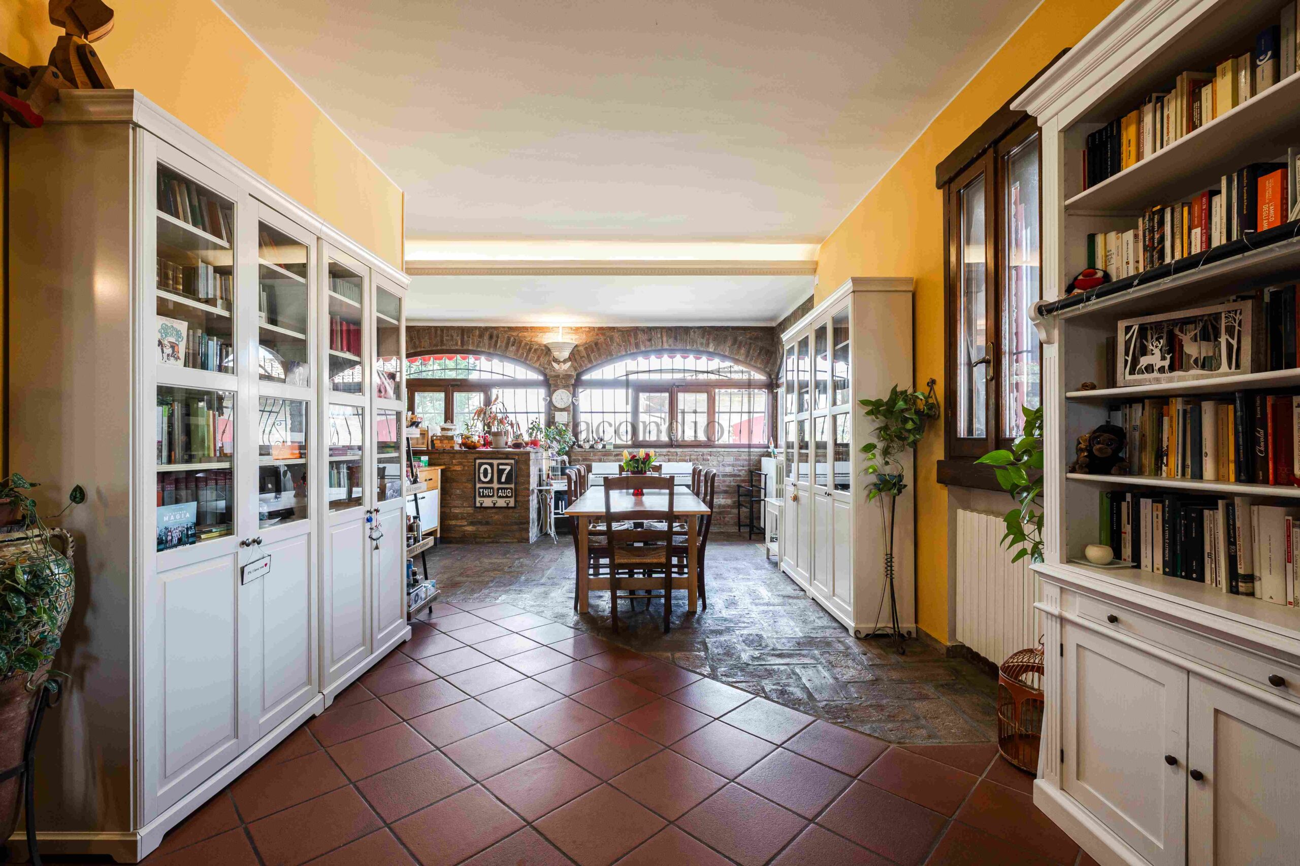 Detached villa with dépendance and two hectares of land