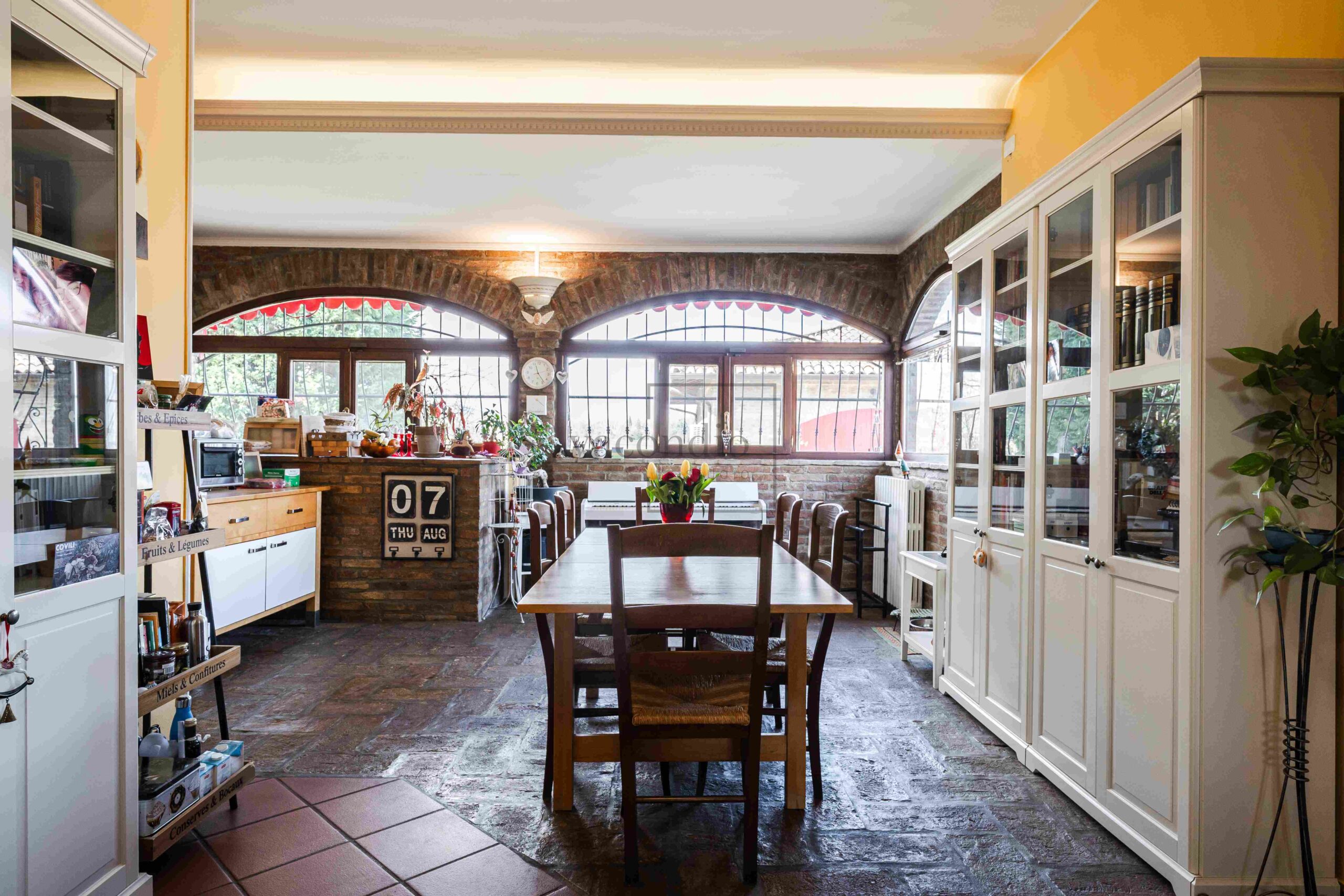 Detached villa with dépendance and two hectares of land