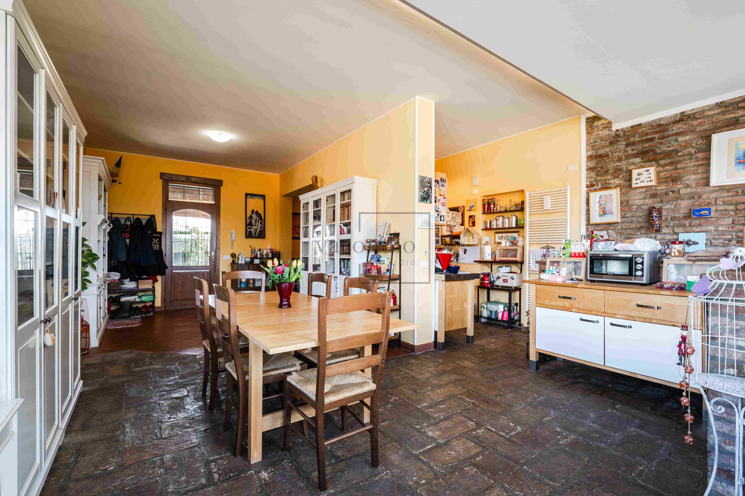 Detached villa with dépendance and two hectares of land