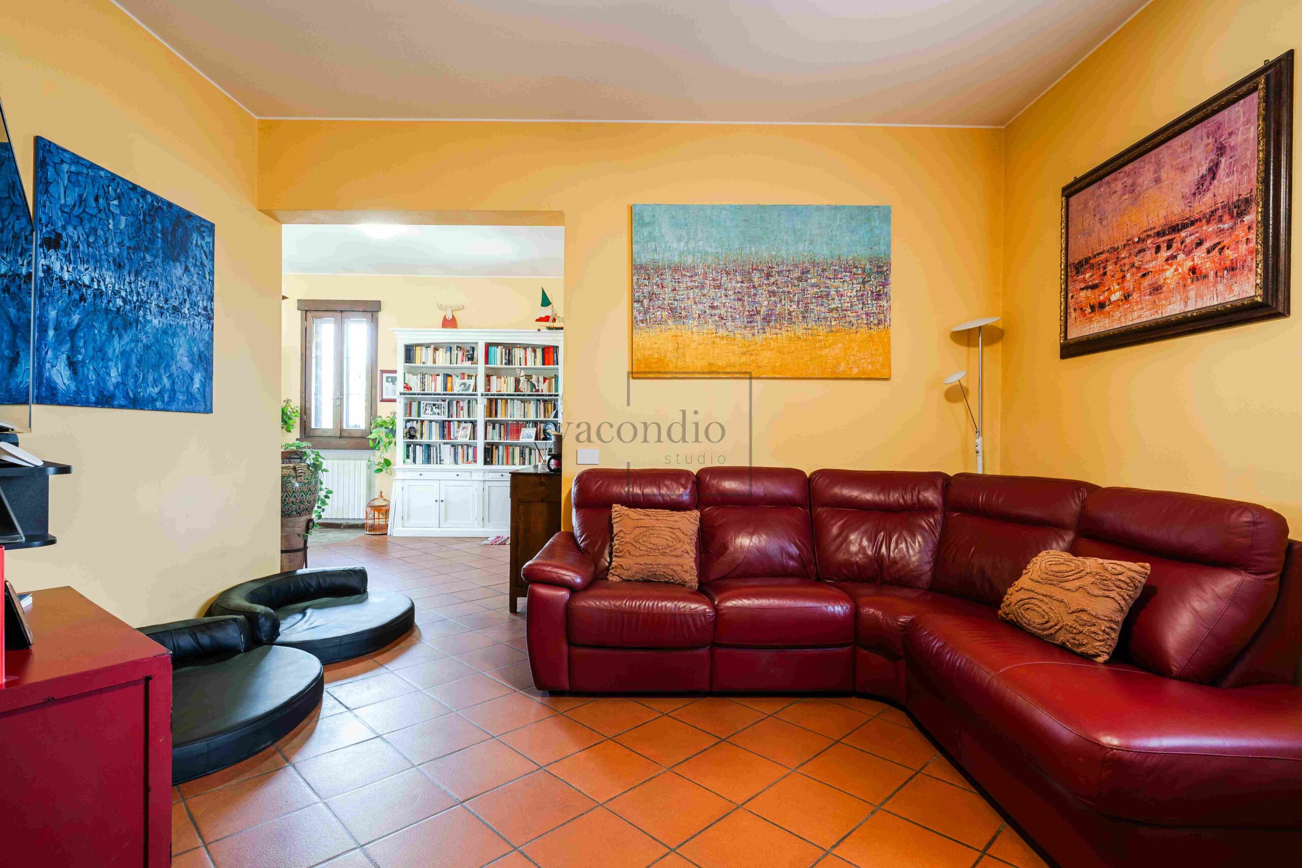 Detached villa with dépendance and two hectares of land
