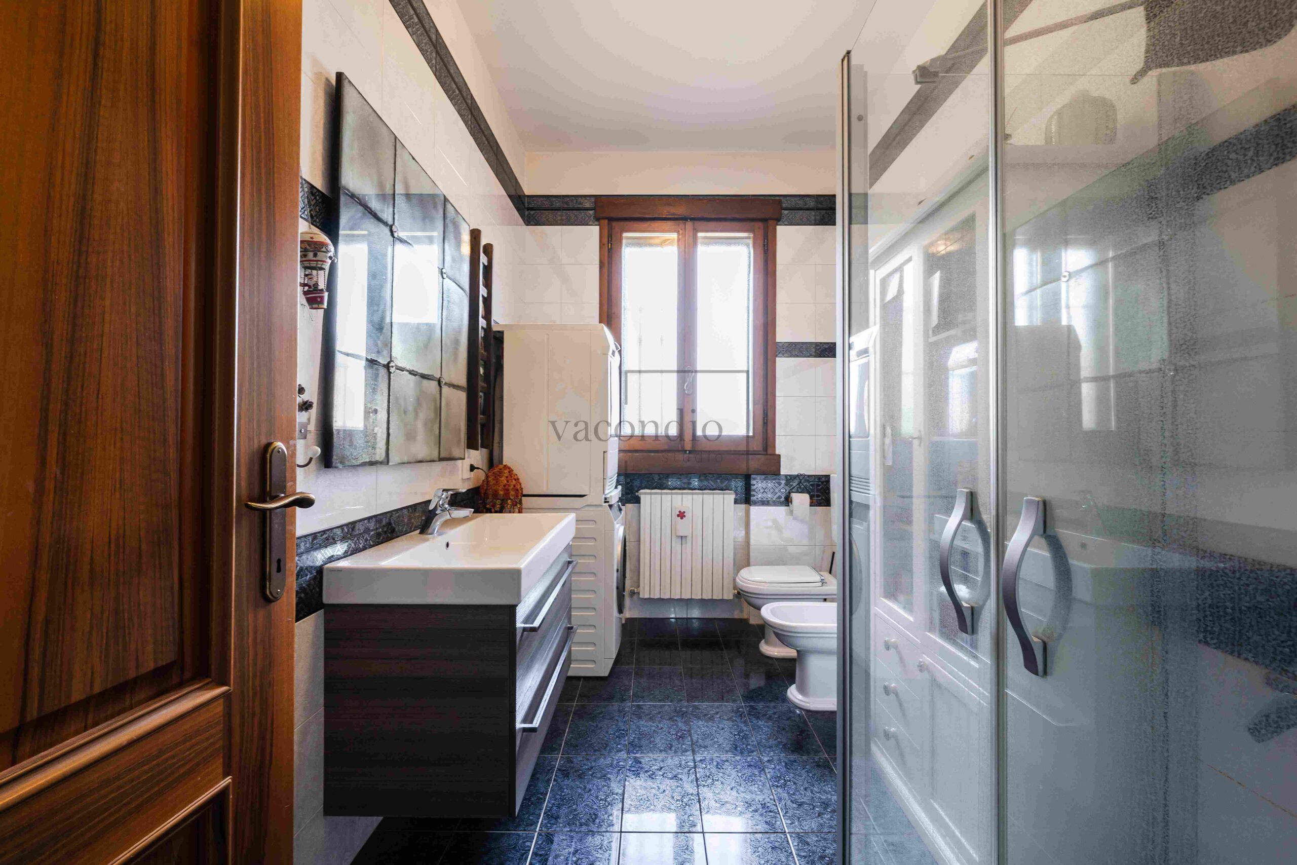 Detached villa with dépendance and two hectares of land